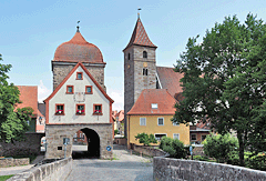 Stadttor und Kirche