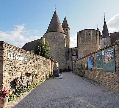 Burg Chateauneuf-en-Auxois eines der schönsten Dörfer